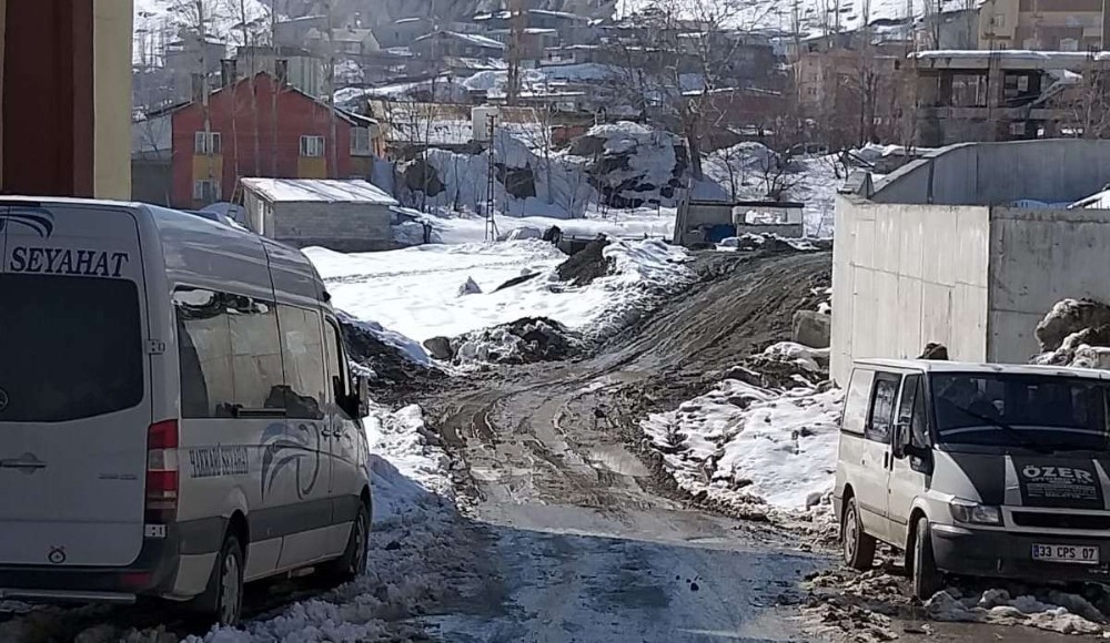 Hakkari’de yol onarım çalışması 