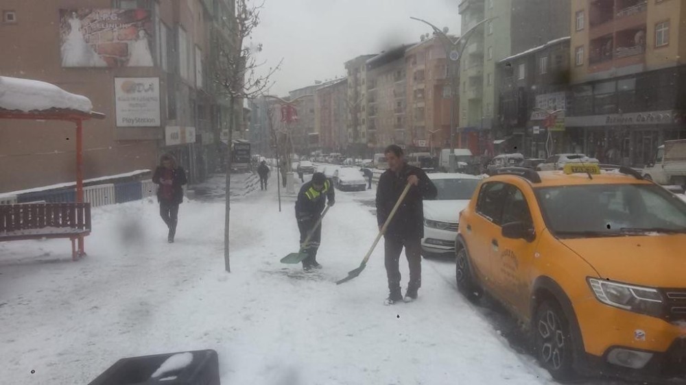 Hakkari’de yol tuzlama çalışması 