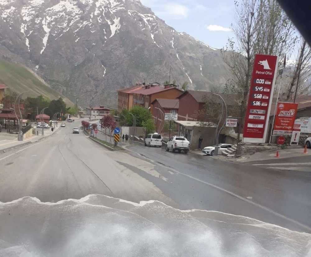 Hakkari’de yol yıkama çalışmaları sürüyor 