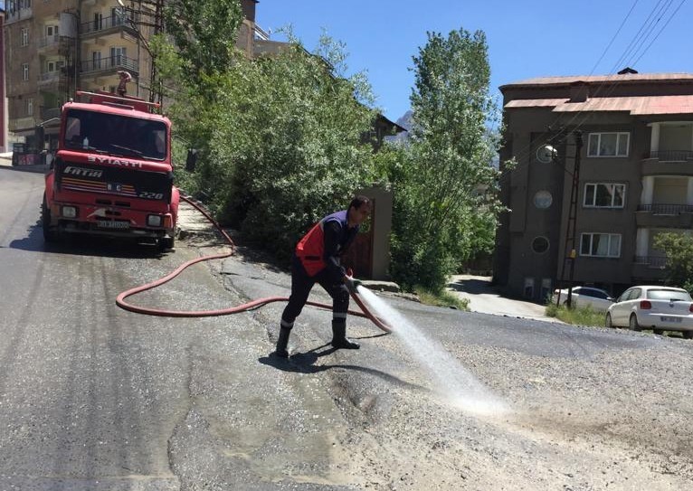Hakkari’de yol yıkama çalışması 