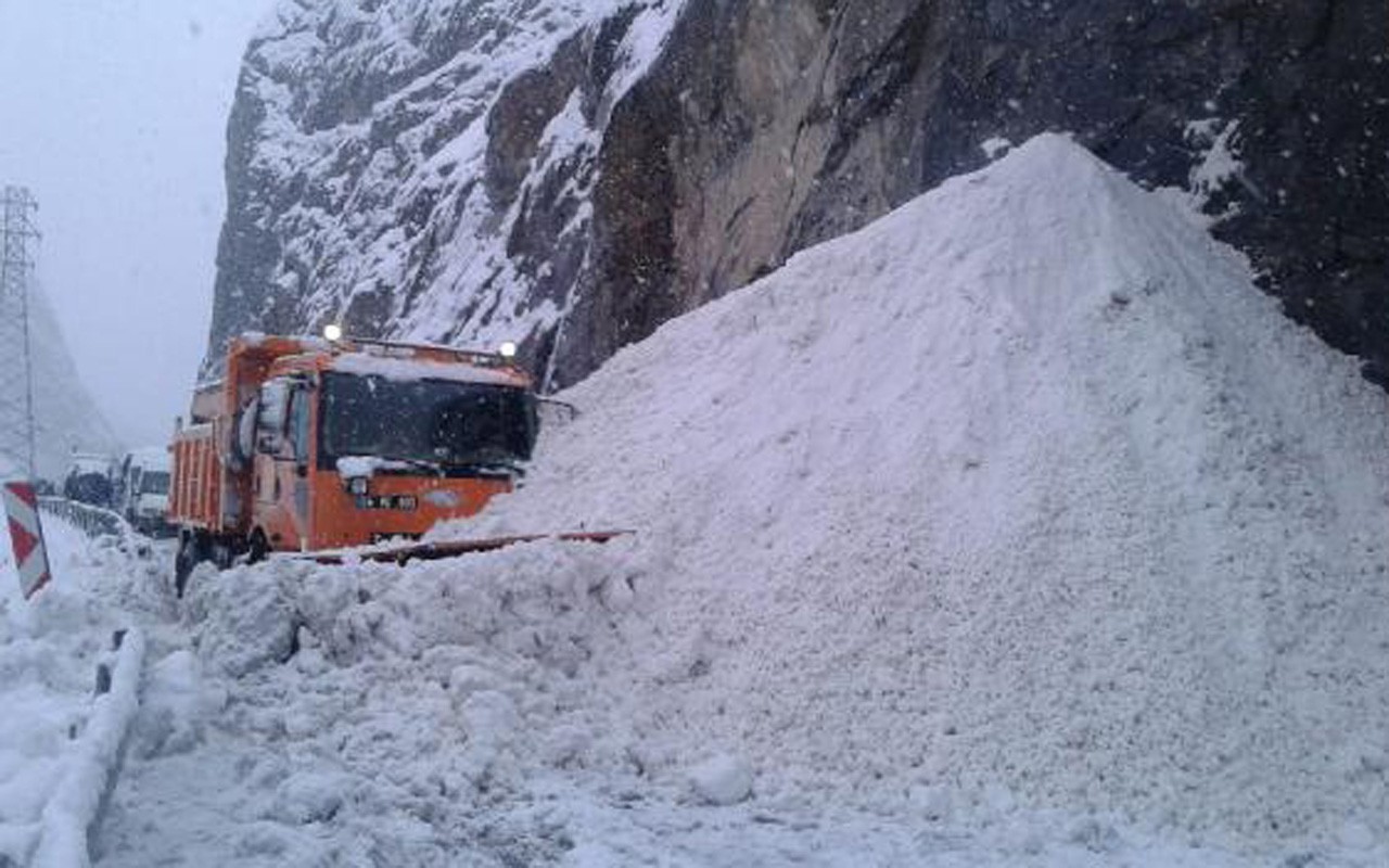 Hakkari'de yola çığ düştü! Makine operatörü büyük tehlike atlattı