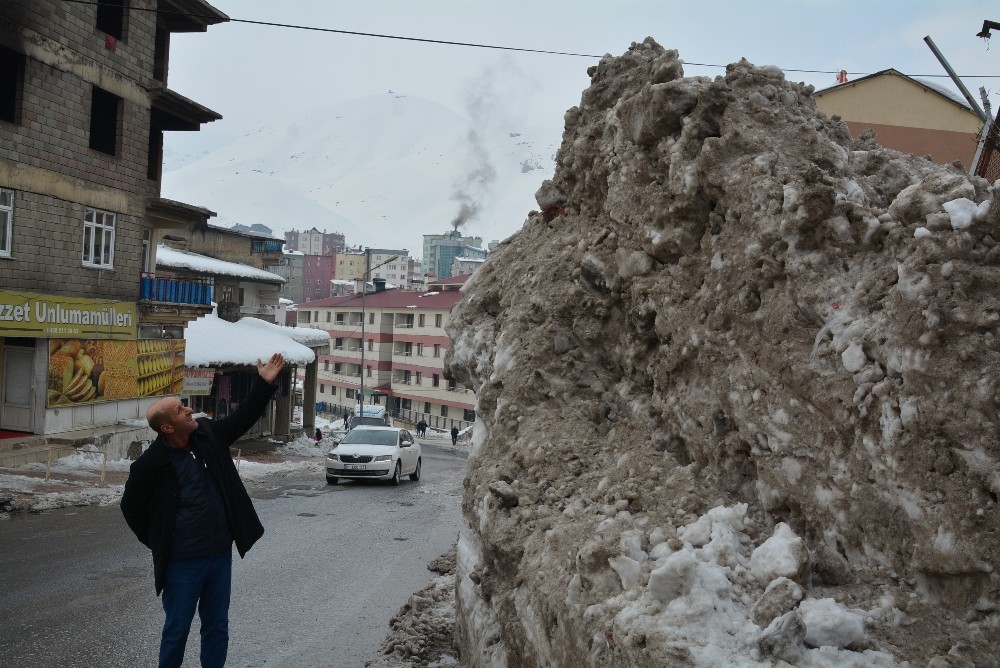 Hakkari’de yükselen kar dağları 