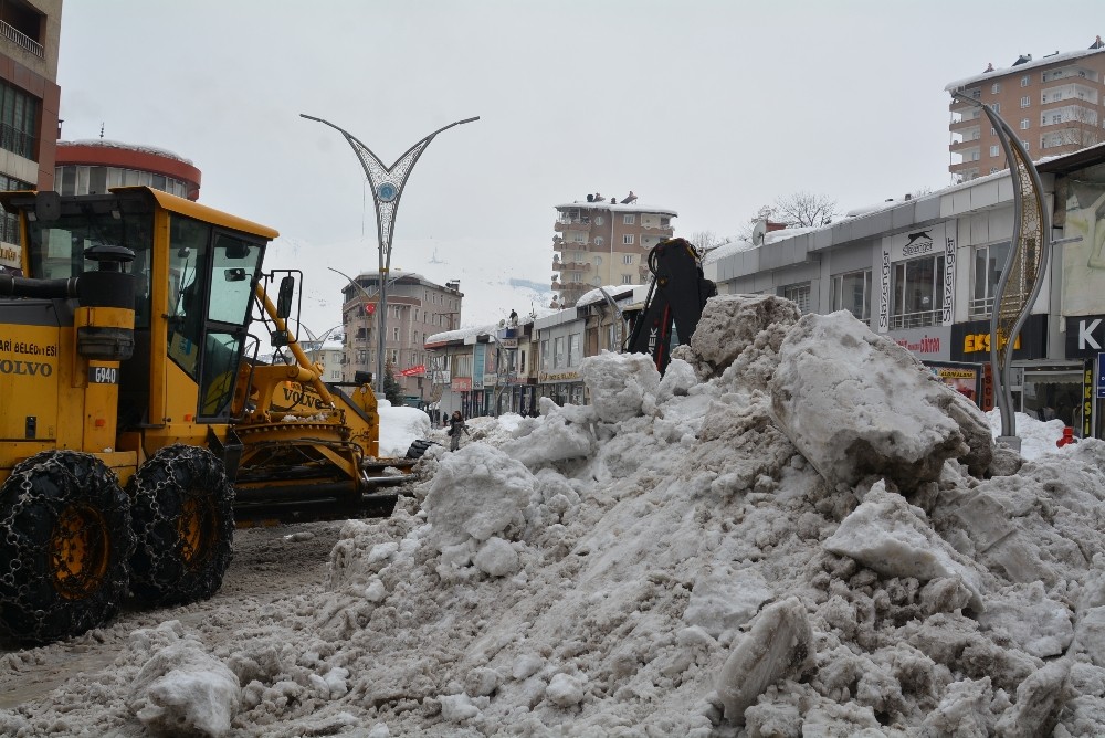 Hakkari’deki kar yığınları kent dışına çıkartılıyor 