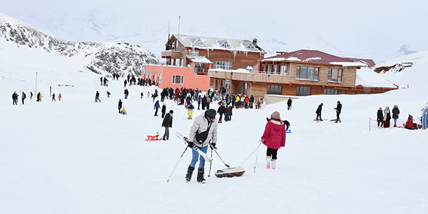Hakkari'deki kayak merkezinde hafta sonu yoğunluğu