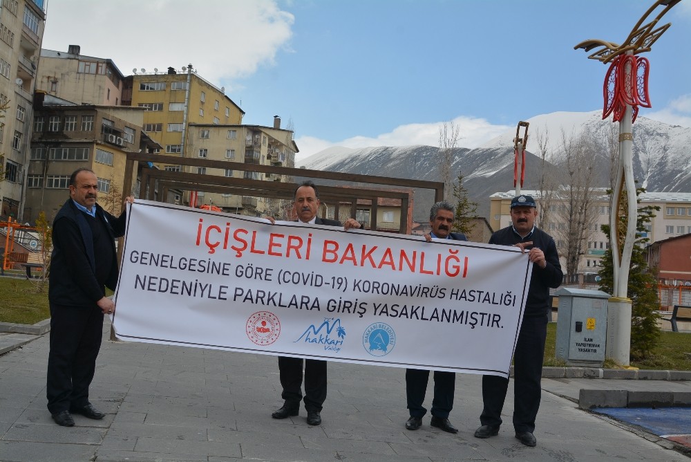 Hakkari’deki parklara ‘giriş yasak’ pankartı asıldı 