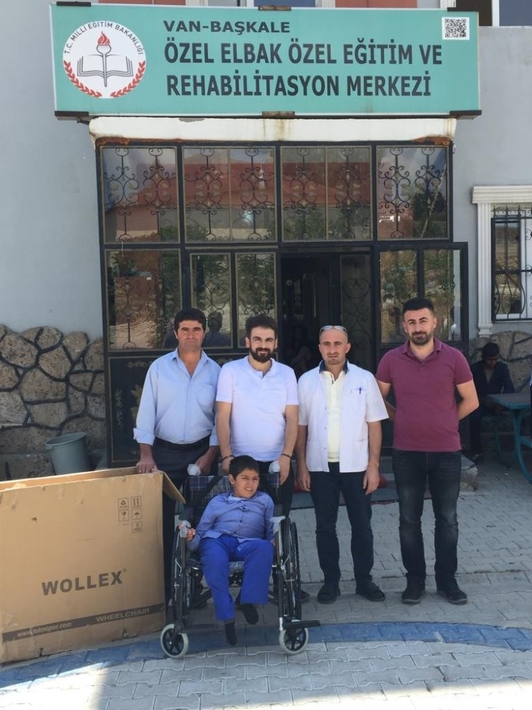 Hakkari’den Başkale’ye tekerlekli sandalye desteği Yeni Akit Hakkari’den Başkale’ye tekerlekli sandalye desteği Yeni Akit