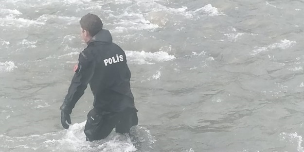 Hakkari'den üzen haber! Asker düştüğü çayda kayboldu