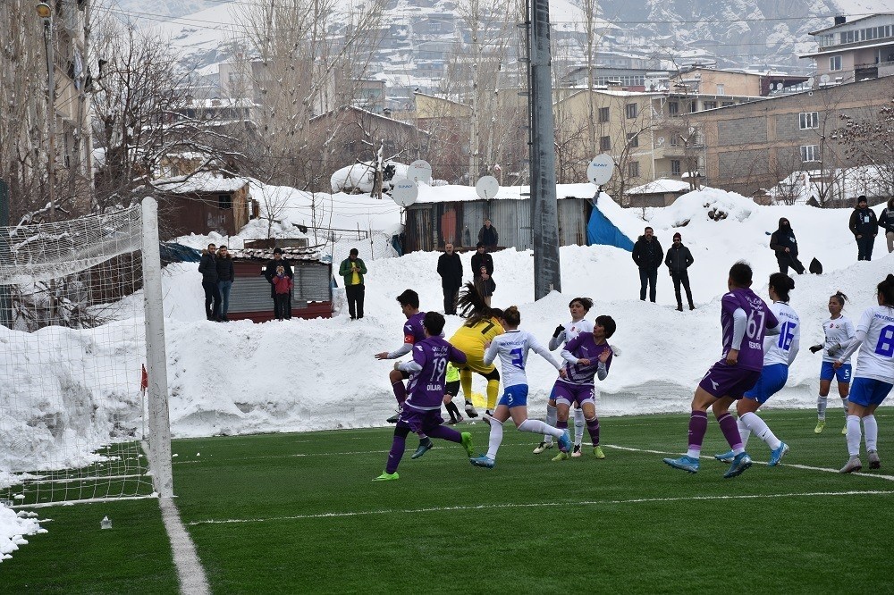 Hakkarigücü Spor, Karadeniz Ereğli Belediye Spor’u 3-0 yendi 