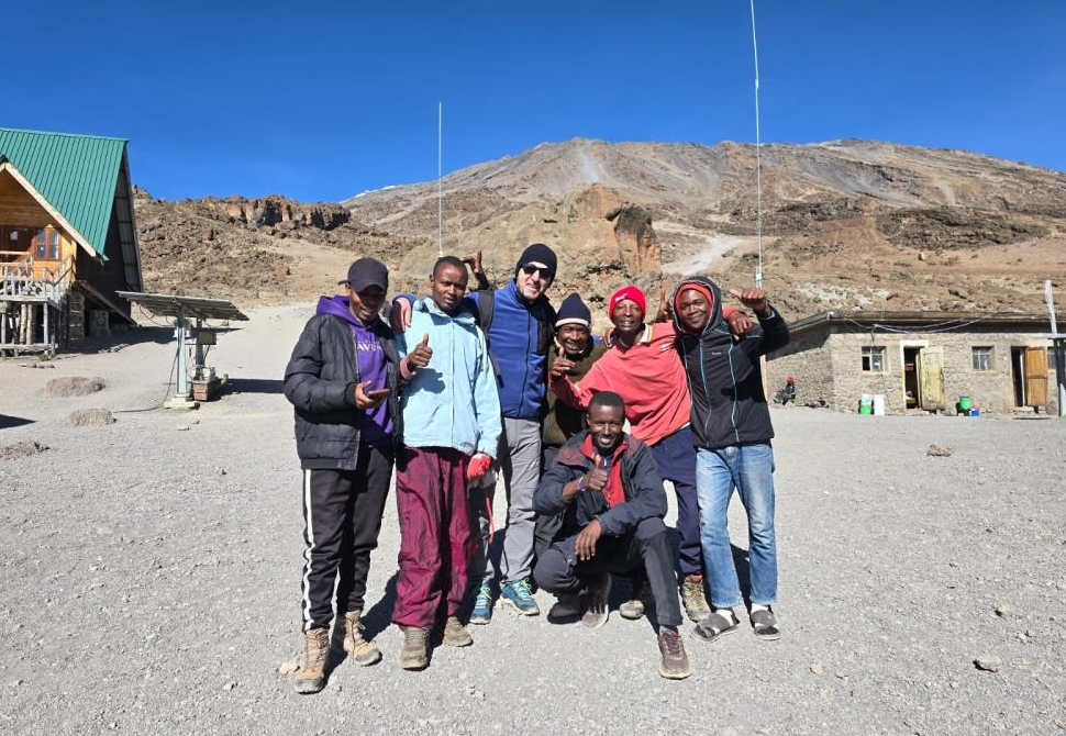 Hakkarili eğitimci Kilimanjaro'ya tırmandı