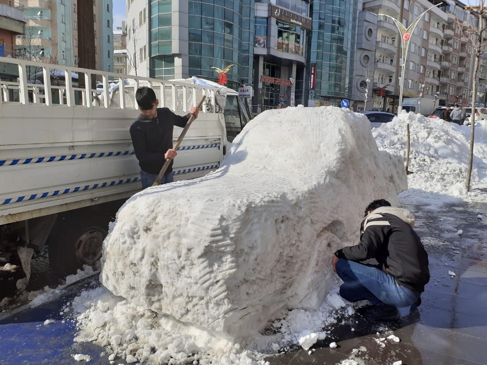 Hakkarili gençler kardan araba yaptı 