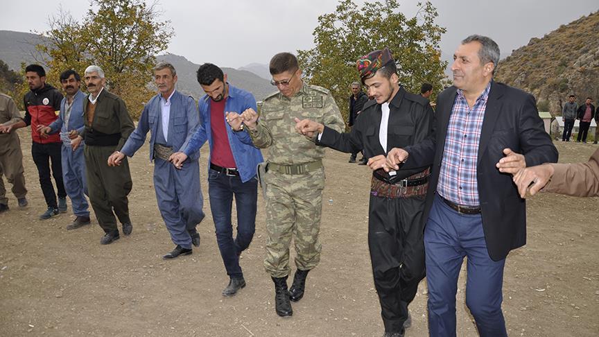 Hakkari'nin Çukurca ilçesinde vatandaşlar asker ve polisle düğünde halay çekti