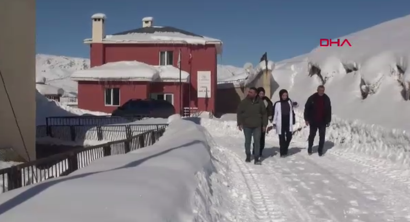 Hakkari’nin kar kaplı dağlarında bir fedakarlık abidesi! Genç ebe Aysel Daşçi, dondurucu soğuğa meydan okuyor!