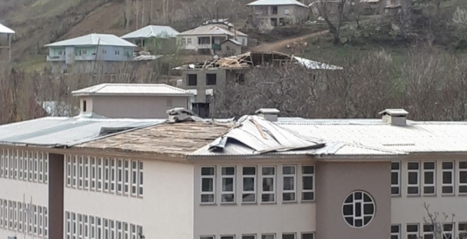 Hakkari'nin Şemdinli ilçesinde fırtına çatıları uçurdu