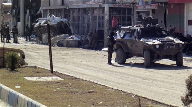 Hakkari'nin Yüksekova ilçesinde tanklar mahalleye girdi