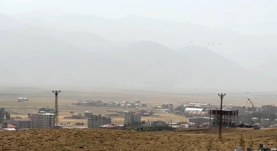 Hakkari'yi toz kapladı