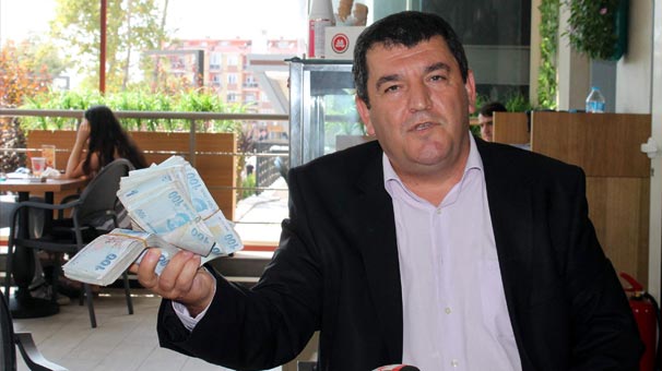 Hakkımda kötü kötü yazana deyip… Öfkeyle geldi! Deste deste paraları çıkarıp…