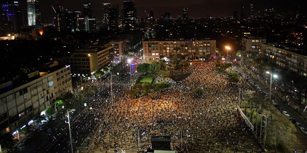 Hakkında yolsuzluk davası açılan Netanyahu'ya protesto