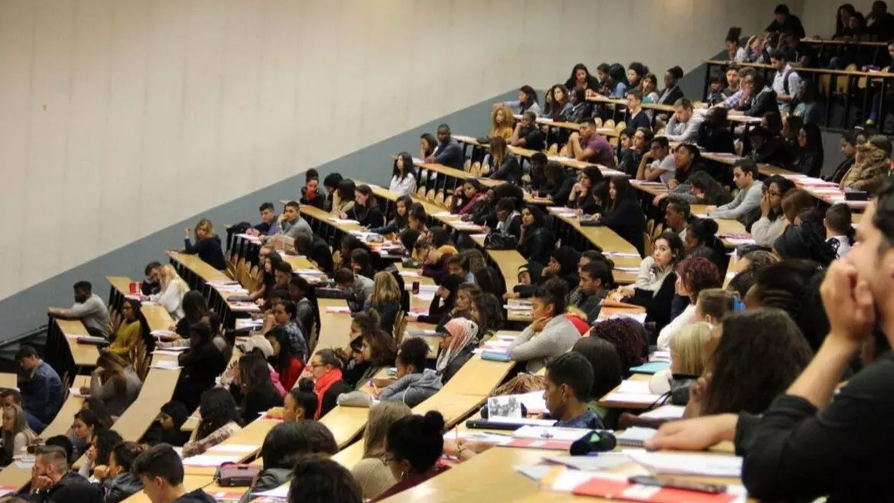 Haklı olabilirler mi? Z kuşağına göre üniversite para ve zaman kaybı!