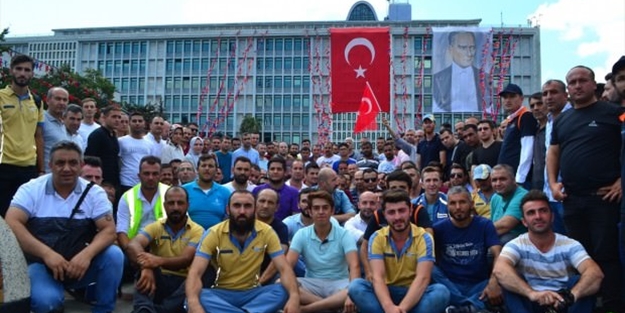 İBB binası önünde hareketli saatler