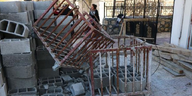 Halatı kopan inşaat asansörü işçinin üzerine düştü