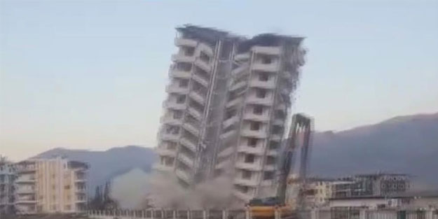 Halatla çekilen bina kağıt gibi devrildi