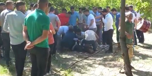 Halay çekerken bir anda yere yığıldı! Ölüm anı anbean kaydedildi
