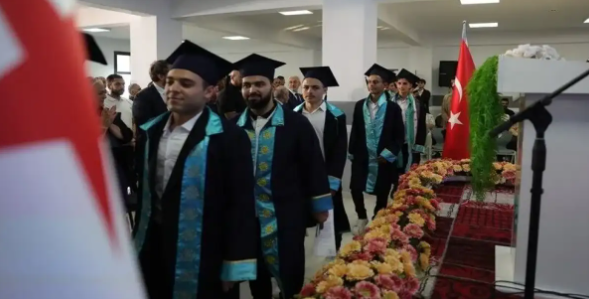 Halep’te 38 öğrenci diplomasını aldı: TMV öğrencilerinin mezuniyet coşkusu