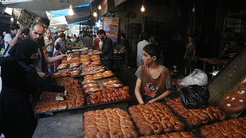 Halep'te bombardıman tehdidi altında bayram telaşı