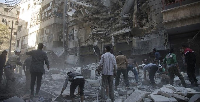 Halep'te kalan son hastanelerden biri varil bombasıyla vuruldu