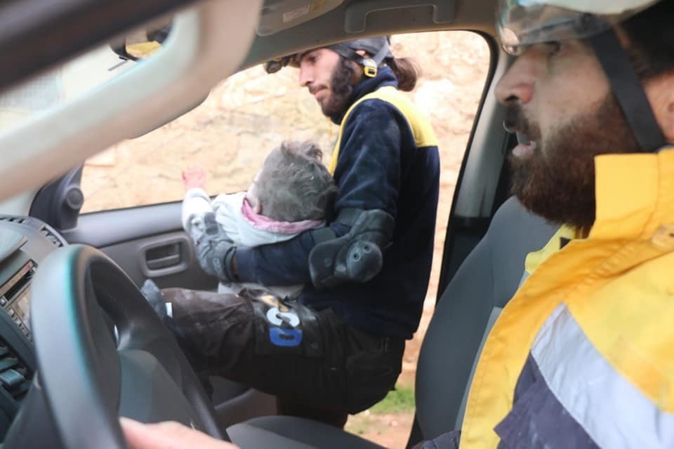 Halep’te sivil savunma ekipleri moloz yığını altında kalan çocuğu böyle kurtardı 