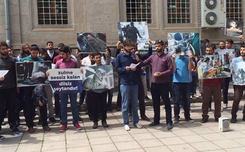 Müslüman öğrenciler Kayseri'de meydanlarda
