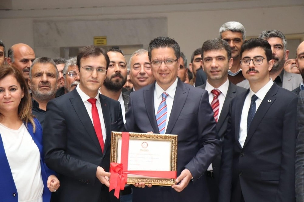 Halfeti Belediye Başkanı Şeref Albayrak mazbatasını aldı 