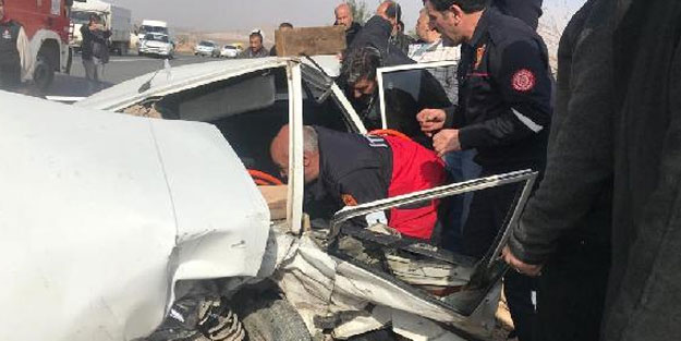Halfeti’de 2 otomobil çarpıştı: 11 yaralı
