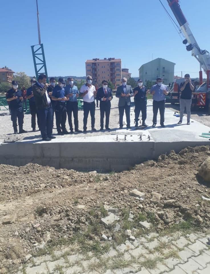 Halı saha inşaatı için kurban kesildi dualar edildi 