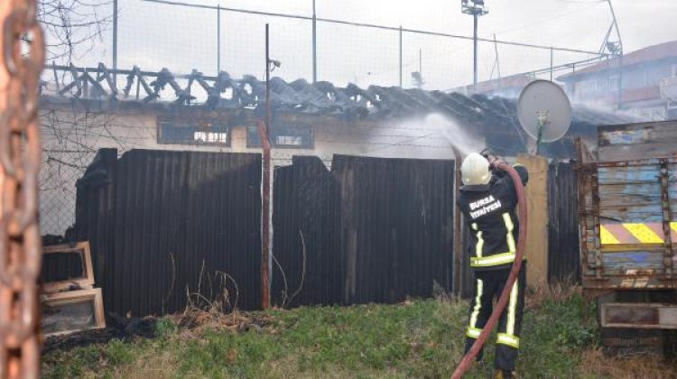 Halı sahada çıkan yangın korkuttu