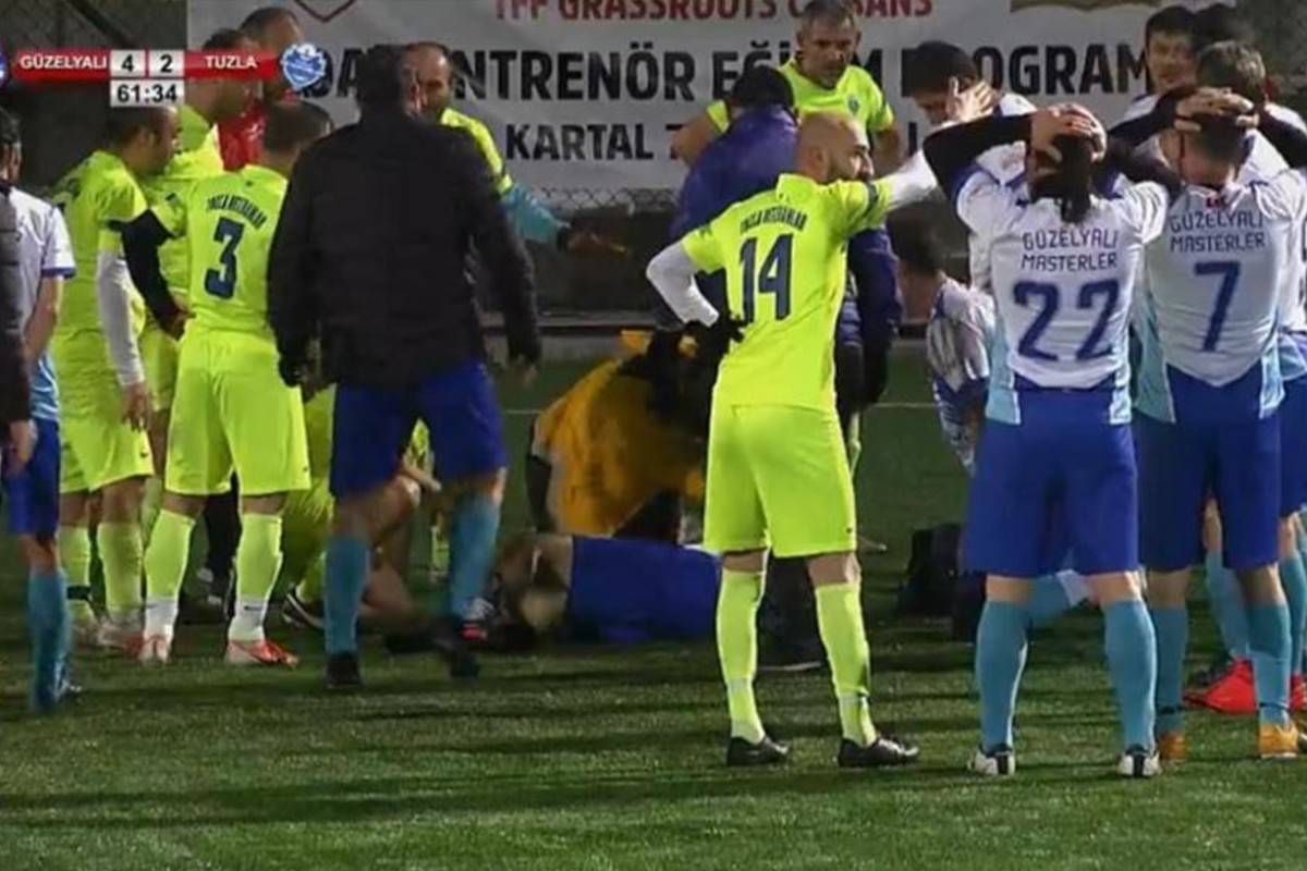 Halı sahada futbol oynarken kalp krizi geçirdi