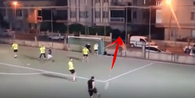 Halı sahada şut çekti, top evin balkonuna girdi