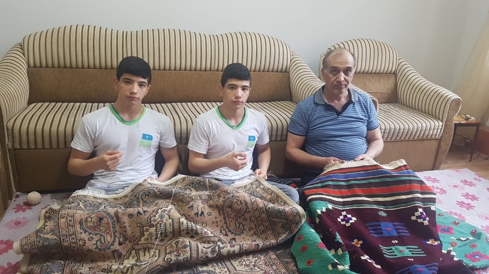 Halı ustası ’Evde Kal’ çağrısına uydu, işini evine taşıdı 