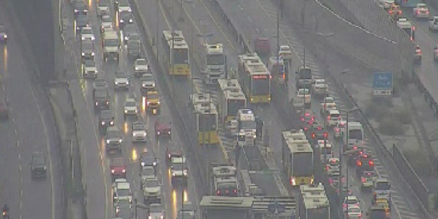 Haliç Köprüsü üzerinde iki metrobüs çarpıştı