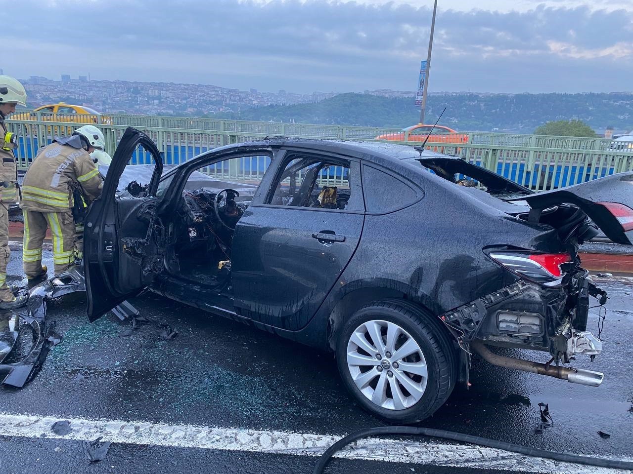 Haliç Köprüsü'nde bariyerlere çarpan araç alev alev yandı