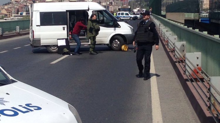 Haliç'te bomba alarmı: Köprü trafiğe kapatıldı!