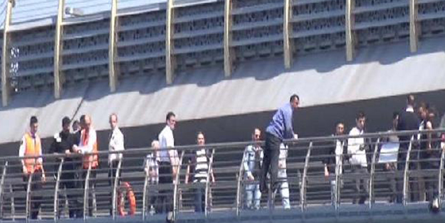 Haliç'te ilginç intihar girişimi! Hayatını kurtaran polise tekme attı