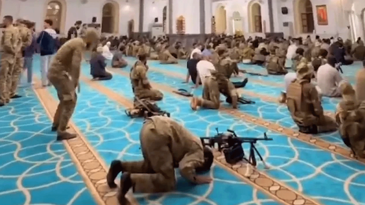 Halid bin Velid Camii’nde omuz omuza saf tuttular! Suriye ordusu namaza durdu