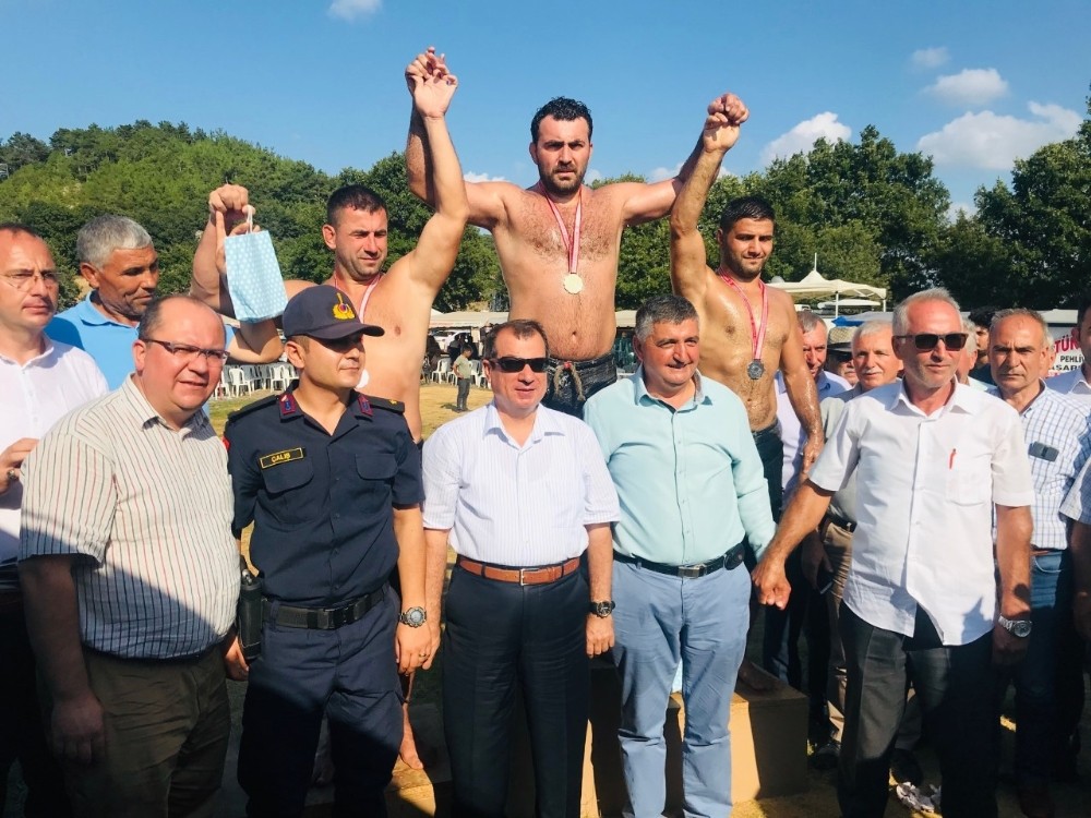 Halilağa 5. Yağlı Güreşlerinde başpehlivan Süleyman Aykırı oldu 