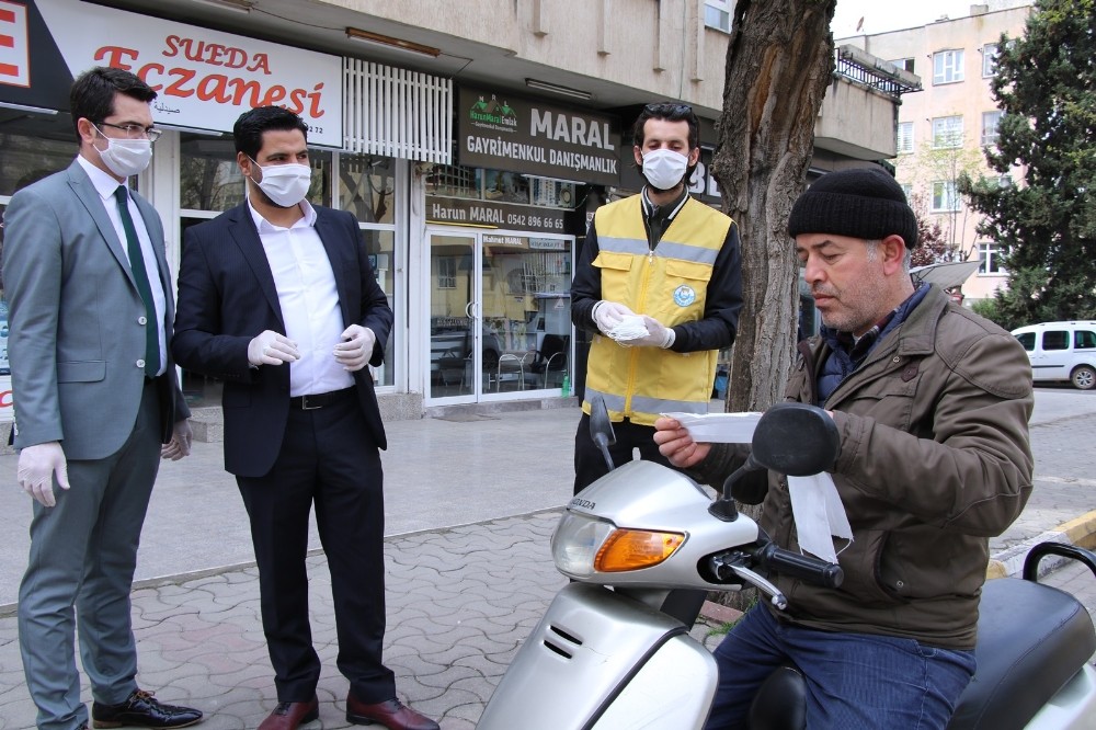 Haliliye kendi ürettiği maskeleri ücretsiz dağıtıyor 