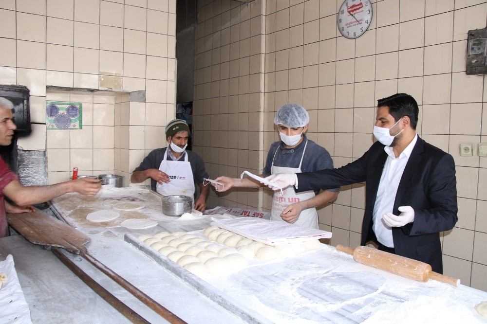 Haliliye kendi ürettiği maskeleri ücretsiz dağıtmaya devam ediyor 