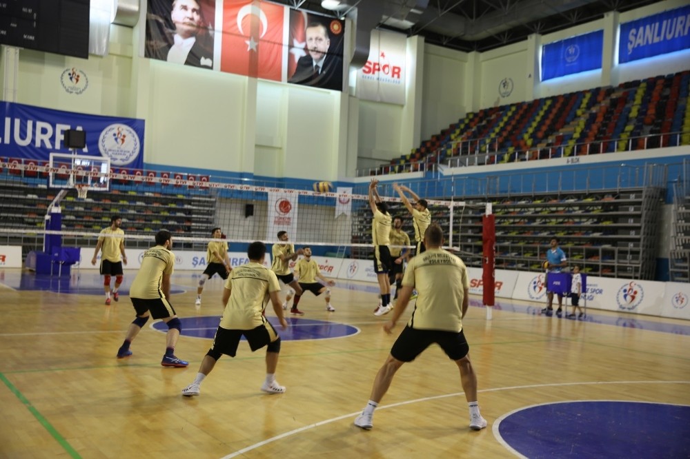 Haliliye Voleybol Takımı lige sıkı hazırlanıyor 