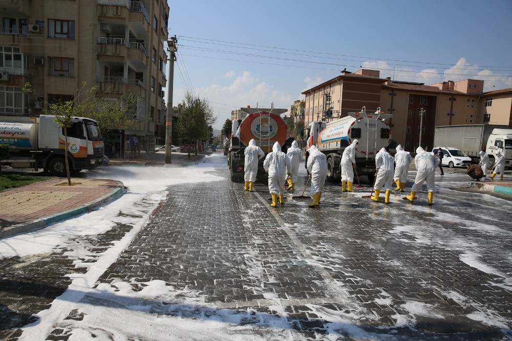 Haliliye’de cadde ve sokaklar dezenfekte edildi 