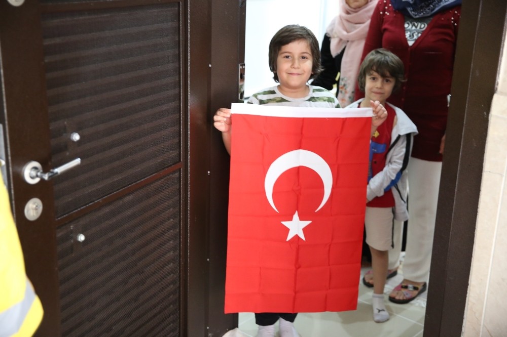 Haliliye’de çocuklara bayrak dağıtıldı 