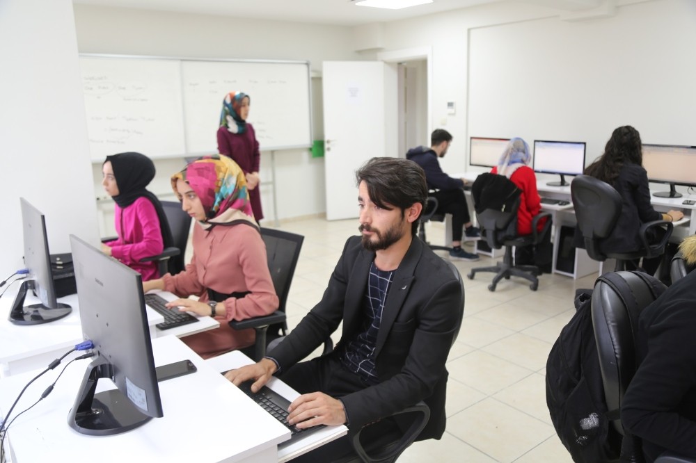 Haliliye’de gençler bilgisayar öğreniyor 